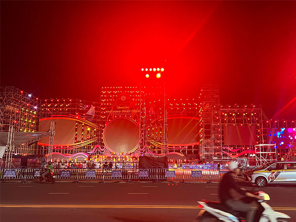 Ngã từ khán đài Festival biển Nha Trang, đạo diễn truyền hình tử vong