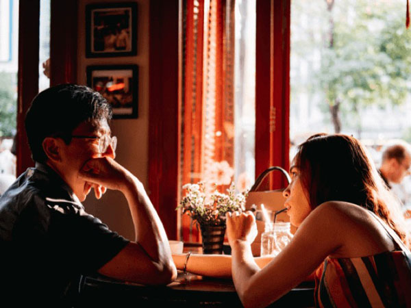 Thanh niên ngoan hiền 30 tuổi mới có lần hẹn hò đầu tiên, bố mẹ sốt sắng chuẩn bị 'ba con sâu' cho con trai bỏ túi: 'Chuyện gì cũng có thể xảy ra hết'