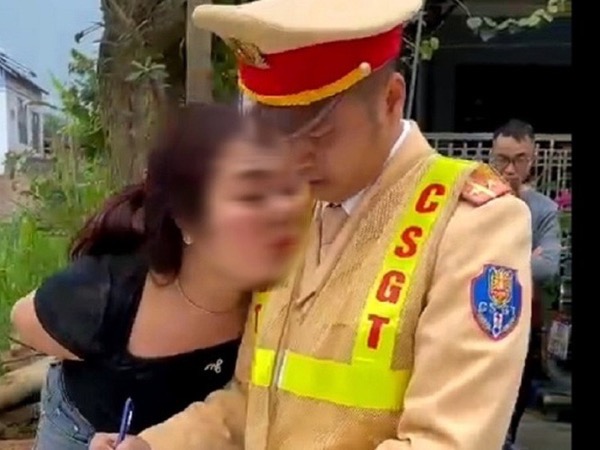 Người phụ nữ đòi 'hôn CSGT đến chết' ở Thanh Hoá lĩnh 20 tháng tù