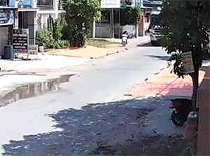 Clip: Người đi xe máy bị xe tải cán gãy chân vì ngã khi đi vào chỗ phơi thóc
