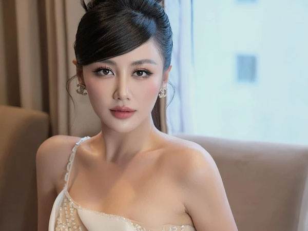 Văn Mai Hương thăng hạng nhan sắc trong loạt ảnh mới, netizen soi ra chi tiết kéo ảnh 'quá tay'