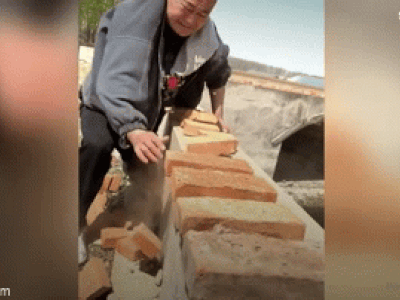 Clip: Cao thủ kung fu đập vỡ một lúc 122 viên gạch bằng tay không
