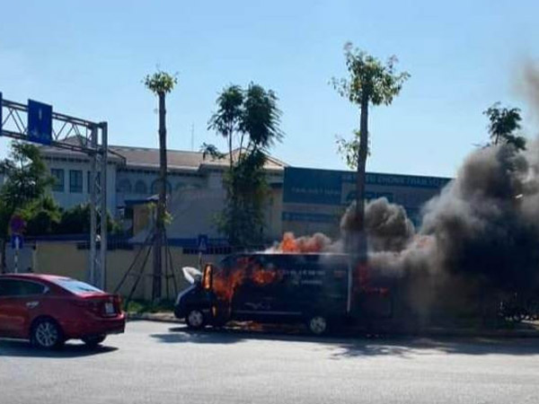 Xe đón khách sân bay Cát Bi bốc cháy dữ dội, hành khách nháo nhào thoát thân