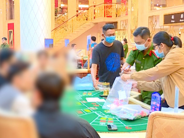 Đột kích sòng bạc 'ẩn mình' dưới tầng hầm khách sạn 5 sao, thu giữ hàng trăm nghìn USD