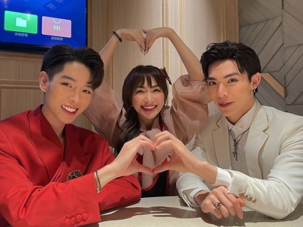 Đức Phúc 'dìm hàng' Hòa Minzy nhân dịp sinh nhật chị cả nhóm Hoa Dâm Bụt