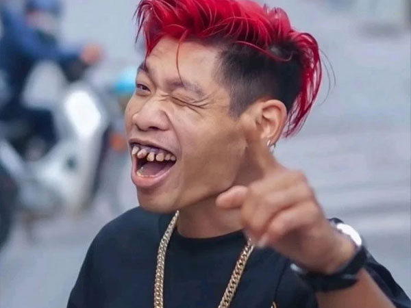 Hiện tượng mạng Thông Soái Ca: Lang thang một mình, còn đâu cảnh 'kẻ đón người đưa' hay khoe trên Tiktok