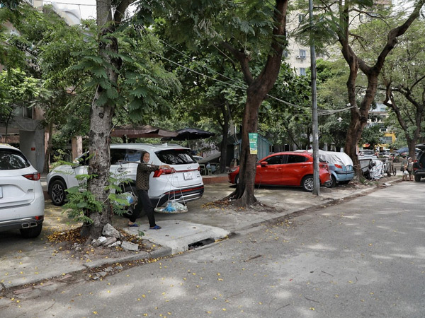 Hà Nội: Vỉa hè phường Định Công bị chiếm dụng cả ngày lẫn đêm
