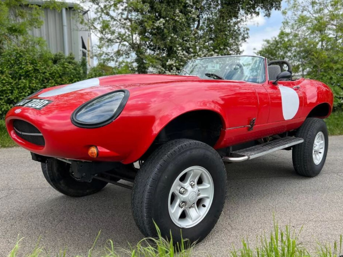 Xế cổ Jaguar E-Type hàng hiếm độ khung gầm Range Rover