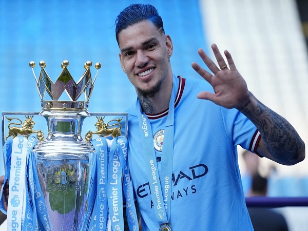 Thủ thành Man City 'chơi dơ', chỉ mặc một chiếc quần lót mỗi mùa giải