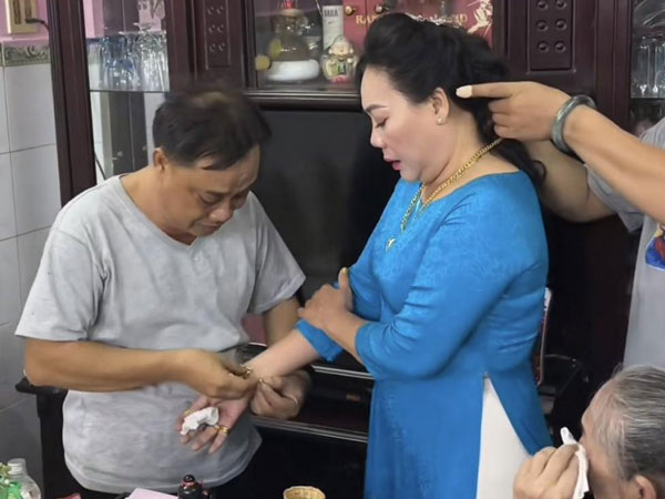 Cô dâu 61 tuổi khóc nghẹn ngày lấy chồng khi nhận quà ba mẹ để dành