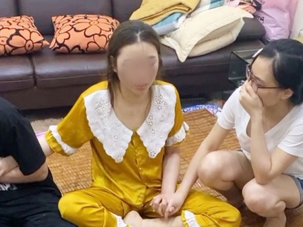 Bảo mẫu nghi bạo hành bé sơ sinh cũng có con nhỏ hơn 1 tuổi, biểu hiện trầm cảm sau sinh
