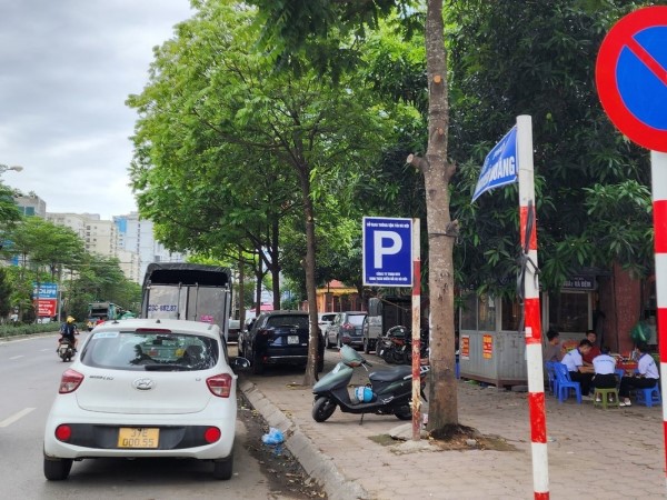 Biển cấm đỗ và biển trông giữ xe cùng một vị trí, liệu có nghịch lý?