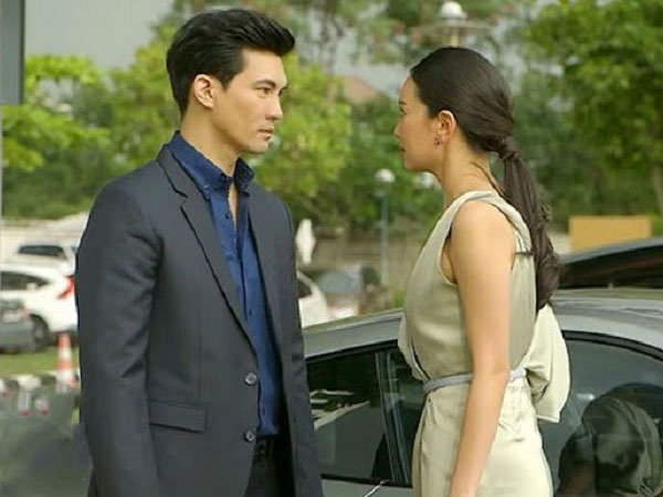 Chồng mua xe hơi tiền tỷ, cấm không cho ngồi nhưng vừa thấy 'giao diện' bất ngờ của vợ, anh vội đổi ý