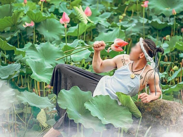 Đàn ông mặc yếm chụp ảnh với hoa sen - trò lố 'phản cảm gây chú ý'