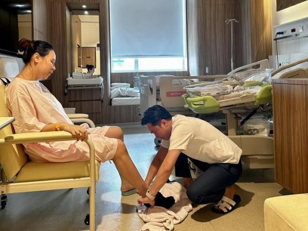Đàm Thu Trang lộ diện sau khi sinh nhóc tỳ thứ hai, khoảnh khắc Cường Đô La khuỵ gối chăm sóc gây chú ý!