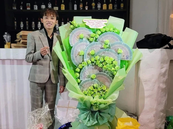 Bí mật sau những bó hoa tiền và cát-xê 200 triệu đồng của Hồ Văn Cường