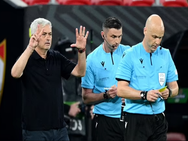 Roma gục ngã ở chung kết Europa League, Mourinho cay cú nhục mạ trọng tài ở bãi đỗ xe