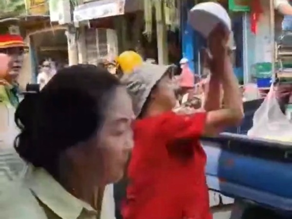 Bị tịch thu phương tiện lấn chiếm vỉa hè, 3 phụ nữ ném chén bát tung tóe