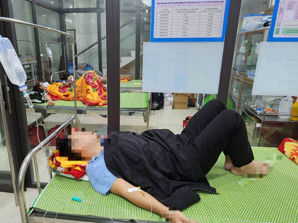Nấu cỗ cưới cạnh chuồng gà, 48 người bị ngộ độc sau khi ăn