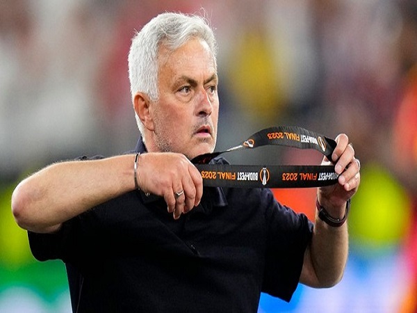 Mourinho ném huy chương, mỉa mai trọng tài sau thất bại