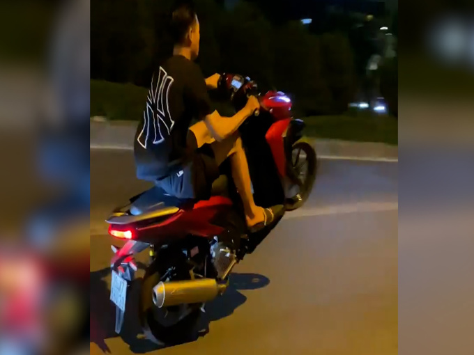 Nam thanh niên bốc đầu xe máy ở Hà Nội nhận 3 'án phạt' cùng lúc