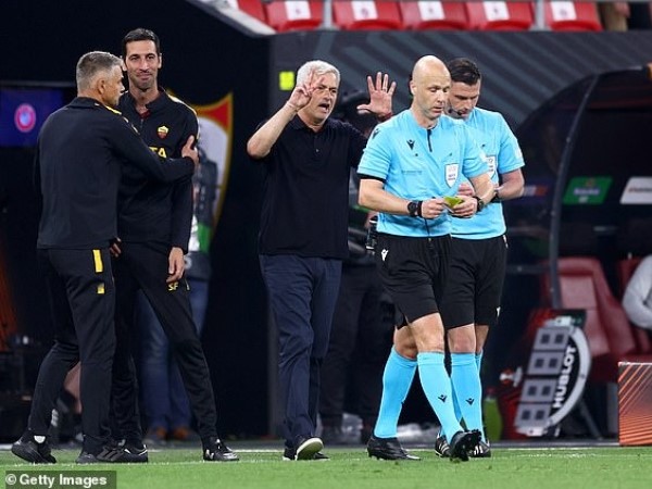 Hậu chung kết Europa League: Mourinho đã ‘châm ngòi’ cho sự quá khích của các CĐV Roma tại sân bay Budapest?
