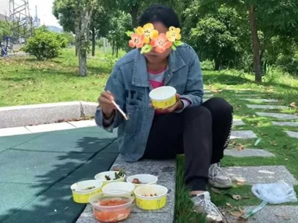 Tức giận mẹ chồng cho ăn cơm thừa canh cặn, con dâu quyết không dọn dẹp để bát đĩa bốc mùi