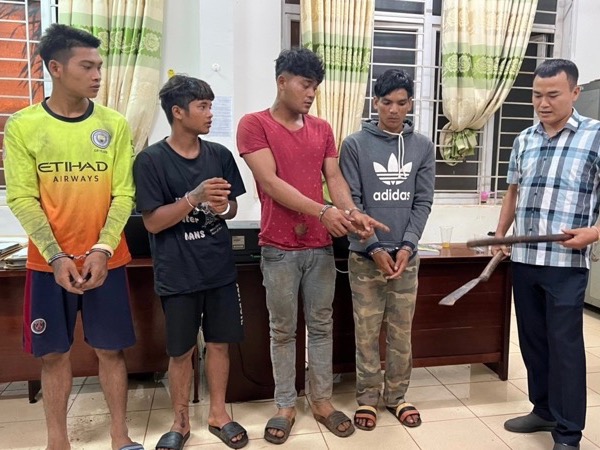 Bắt nhóm đối tượng bịt mặt đập phá xe khách