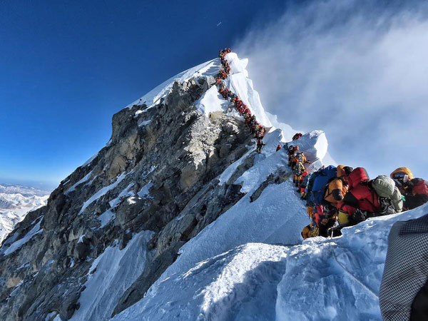 Sự thật phía sau cảnh 'tắc đường' lên đỉnh Everest