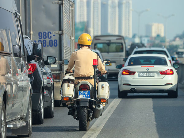 Tài xế xe khách 'sốc' với mức phạt đi vào làn khẩn cấp đường Vành đai 3