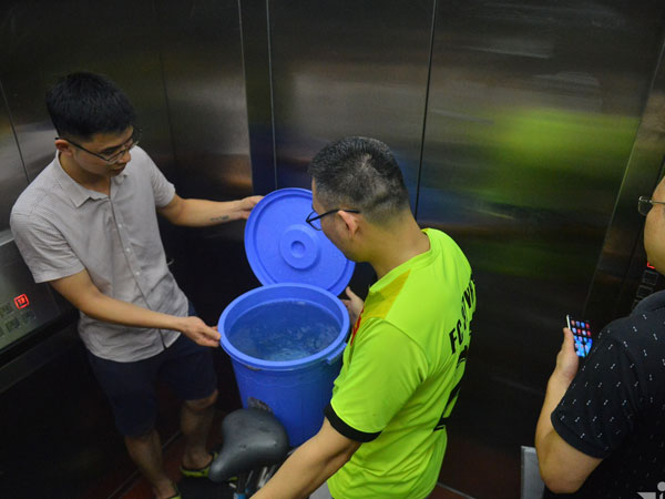 Chung cư mất nước giữa đêm Hà Nội nóng hầm hập, trăm hộ dân lỉnh kỉnh xô chậu