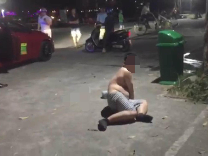 Phó trưởng ban ở Huế cởi áo 'quậy' trên phố, nghi say xỉn