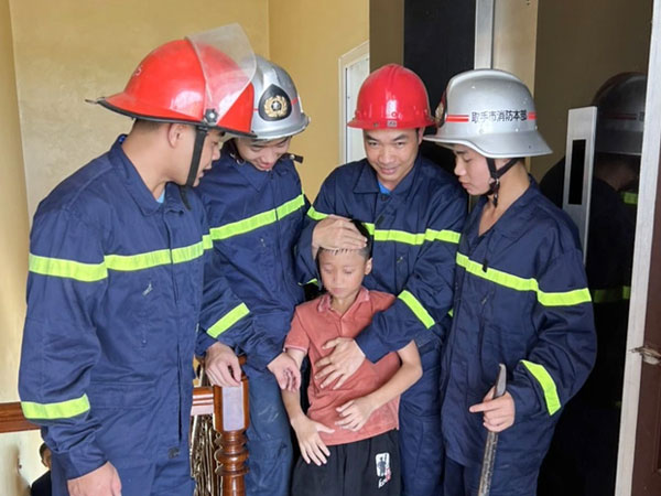 Mất điện đột ngột, bé trai bị mắc kẹt trong thang máy