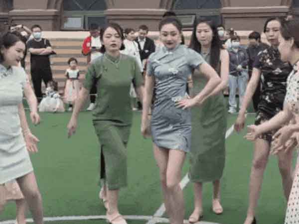 Đến trường con, các mẹ mặc váy ngắn nhảy nhót, nhiều ông bố đứng xem cũng 'ngượng chín mặt'