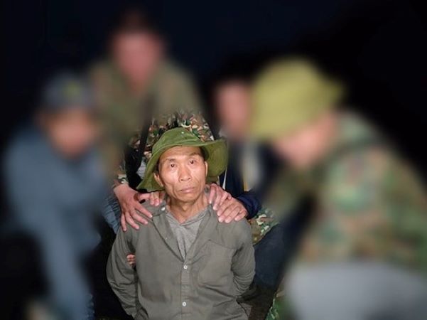 Bắt ‘người rừng’ liên tục ném đá vào du khách và xe du lịch