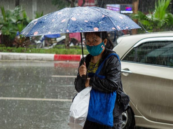 Nắng nóng suy giảm ở miền Bắc, mưa đến rất to 'đổ bộ' chiều tối