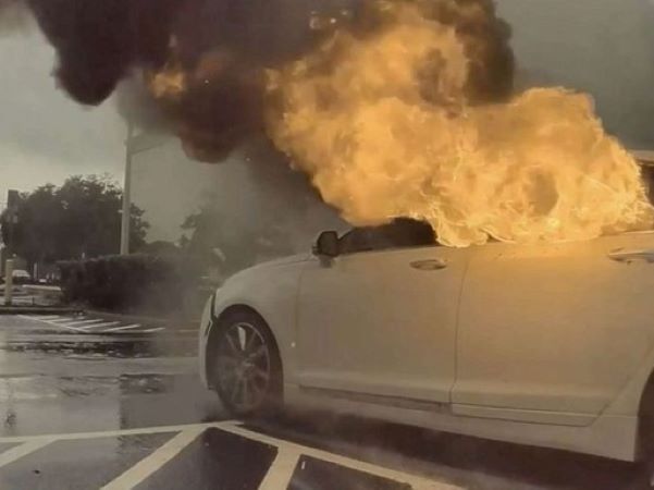 Mỹ: Mẹ để 2 con nhỏ trong ôtô rồi đi trộm cắp, xe bốc cháy dữ dội