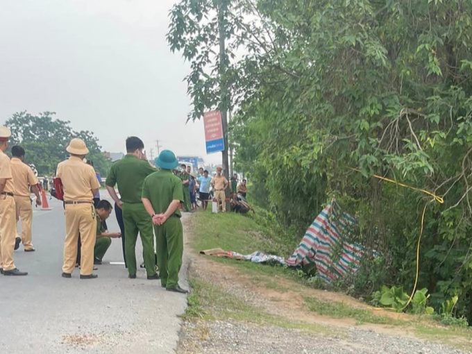 Nam thanh niên tử vong bất thường bên xe máy