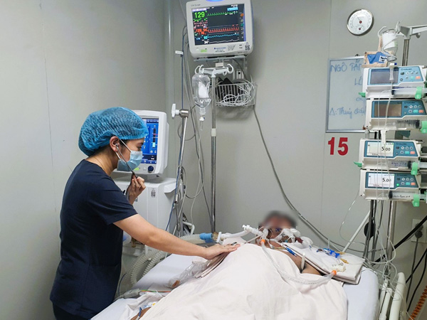Mắc thủy đậu, bệnh nhân phải lọc máu, chạy ECMO, viện phí hết 400 triệu đồng vẫn 'ngàn cân treo sợi tóc'