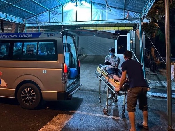 Nam thanh niên vô cớ bị chém dã man, bò vào nhà dân cầu cứu