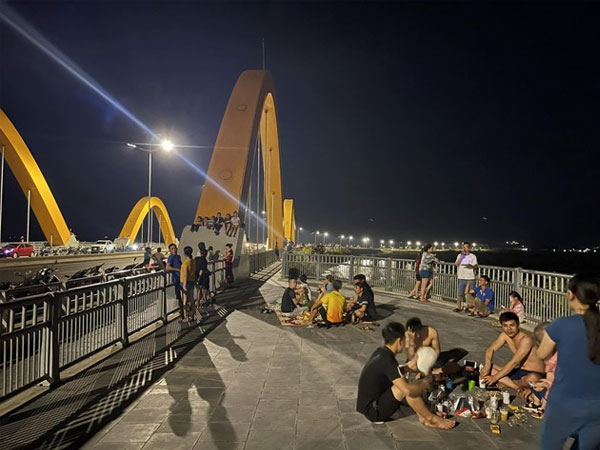 Du khách Hạ Long ngán ngẩm vì mất điện