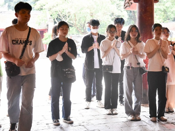 Sĩ tử đến Văn Miếu cầu may trước kỳ thi vào 10