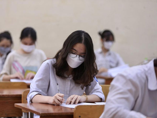 Thi vào lớp 10 ở TP.HCM: 9 thí sinh nhờ cán bộ coi thi viết hộ bài thi