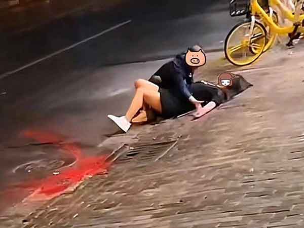 Đêm khuya vợ vẫn chưa về, chồng ra tận đường đợi, nào ngờ chứng kiến 'kẻ thứ ba' đè lên vợ mình