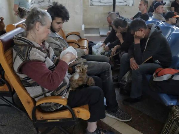 Hình ảnh nước dâng cao do vỡ đập Kherson, Ukraine gấp rút sơ tán hàng nghìn dân