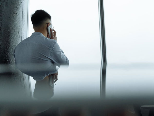 Em vợ gọi vay tiền rồi quên cúp máy, tôi choáng váng phát hiện sự thật