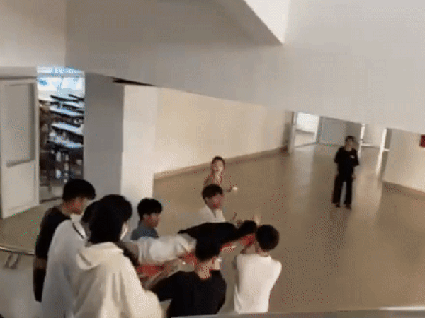 Nữ sinh đột quỵ ngay trên giảng đường, hình ảnh bạn cùng lớp vội vã cáng ra xe cấp cứu gây xúc động