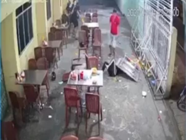 CLIP: Người phụ nữ bị đánh dã man tại quán ăn