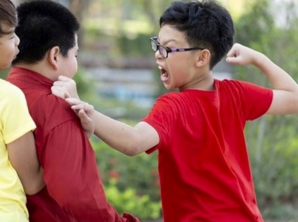 Con bị bắt nạt ở trường, ông bố chỉ nhắn vài dòng, phụ huynh kia lập tức xin lỗi