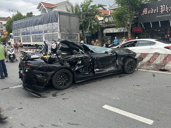 'Xế hộp' tông hàng loạt xe máy, hất văng người đi đường lên vỉa hè